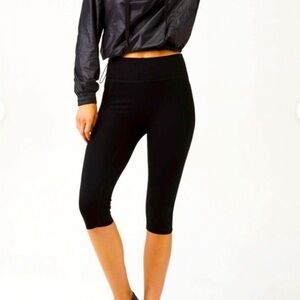 185. LOFT Lou & Grey Form cropped leggings